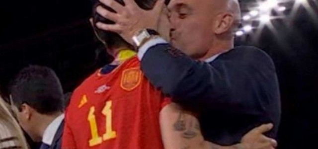 Ministério da Espanha solicita mais de 2 anos de prisão para dirigente que beijou jogadora sem consentimento