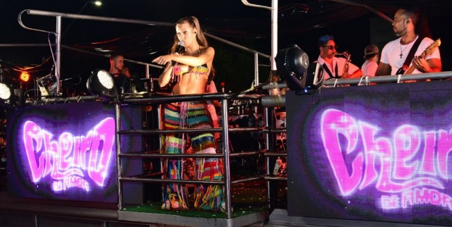 Micareta de Feira marca estreia de Raquel Tombesi na banda Cheiro de Amor