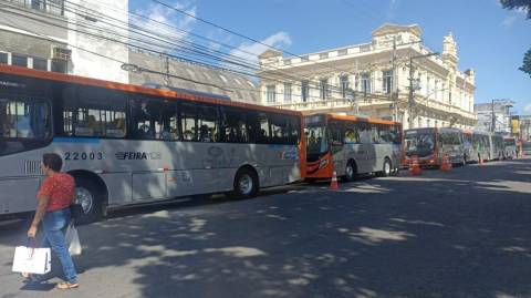 Feira recebe novos ônibus com espaço para 'bikes' e assentos preferenciais para mulheres