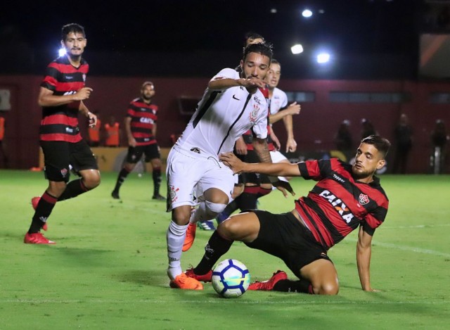 Vitória tenta romper escrita incômoda contra o Corinthians