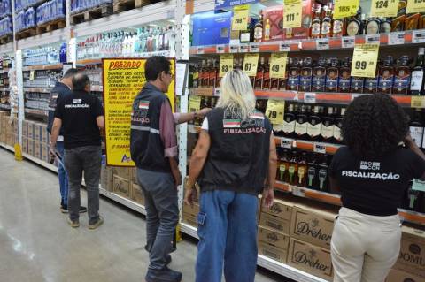 Procon intensifica fiscalização em comércios de bebidas alcoólicas em Feira de Santana