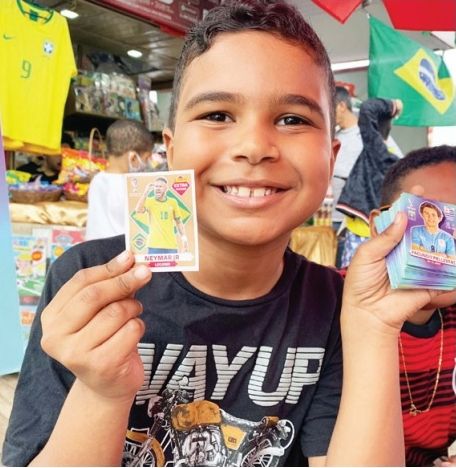 Santa-cruzenses encontram figurinha rara do Neymar