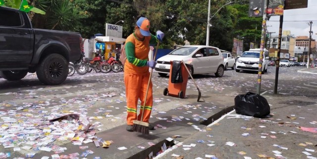 Operação de limpeza recolhe santinhos nas ruas após eleição em Feira de Santana