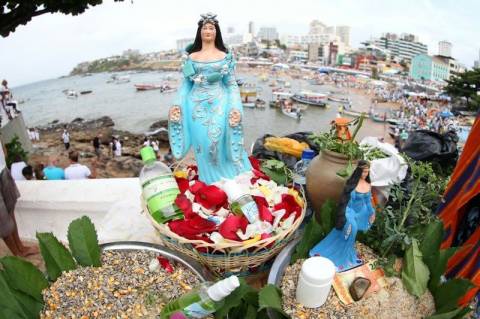 Baianos e turistas se reúnem para celebrar Iemanjá nesta quinta, 2, em Salvador