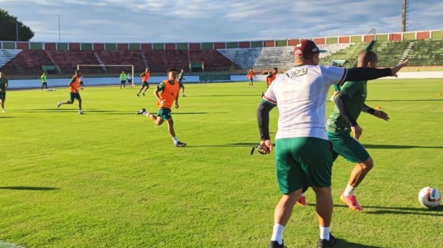 Givanildo Sales comanda treino do Fluminense de Feira de olho no Juazeiro