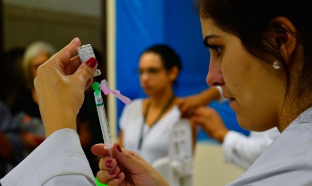 Casos de H1N1 crescem entre adultos; diagnósticos de Covid-19 caem