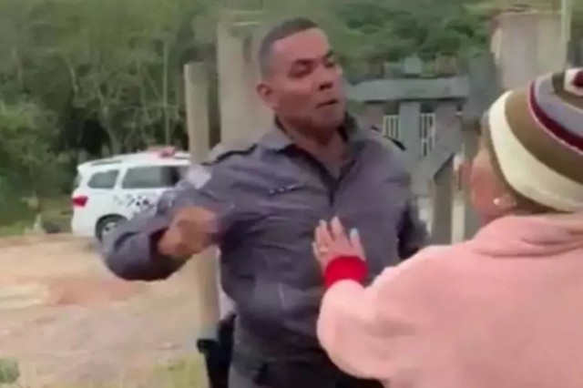 Idosa agredida por policial será investigada por desacato e lesão corporal