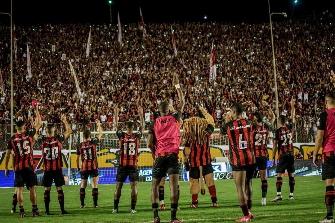 Lucas Arcanjo, do Vitória, é eleito melhor goleiro de abril da Série B -  Folha do Estado da Bahia