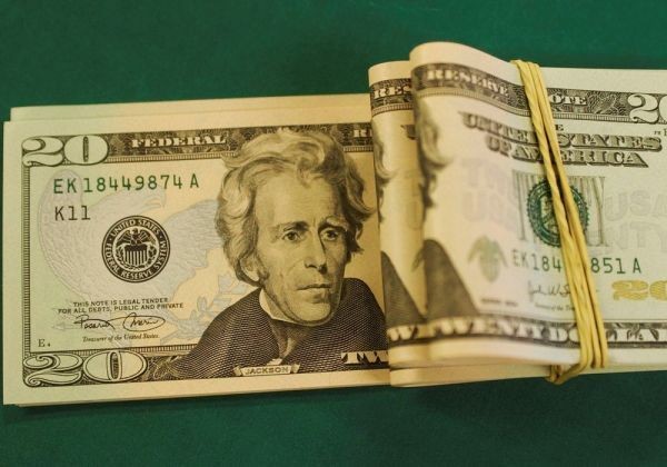 Ao subir para R$ 4,98, dólar fecha no maior valor em 40 dias