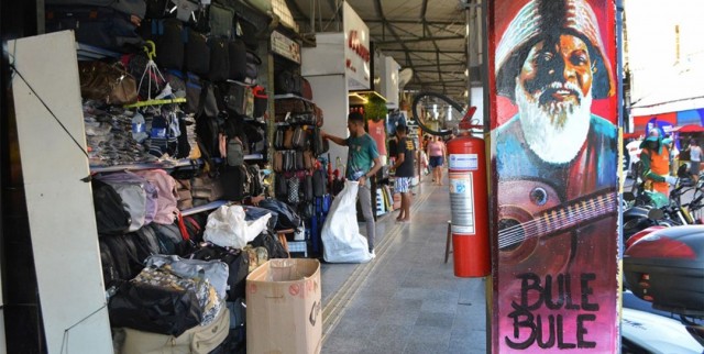 Personalidades e símbolos feirenses pintados nas colunas do Feiraguay