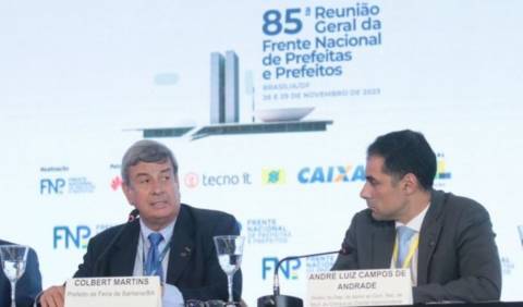 Em evento com prefeitos de todo Brasil, Colbert Martins defende enfrentamento a seca