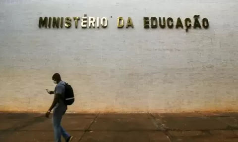 Estudante do ensino médio deve receber R$ 167 por mês e poupança de R$ 3 mil