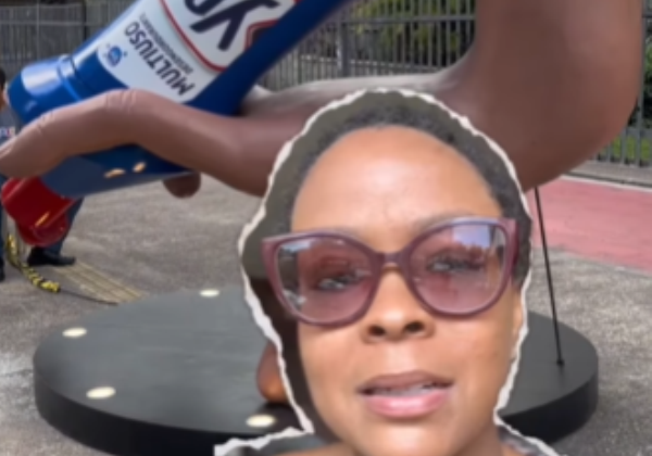 Campanha com 'mãozinha' da Família Adams é acusada de racismo por professora