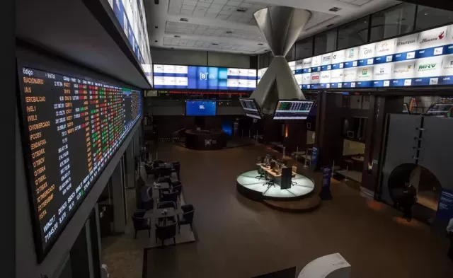 Com PIB melhor do que esperado, Bolsa brasileira avança e dólar cai
