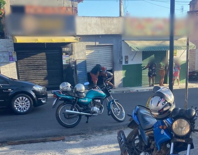Jovem é morto a tiros em barbearia em Feira de Santana