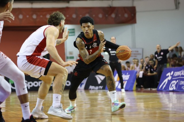 Flamengo supera Paulistano em duelo equilibrado e consolida posição no topo do NBB