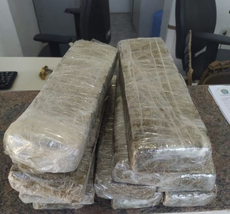 Mulher é presa na BR-116 transportando maconha dentro de ônibus