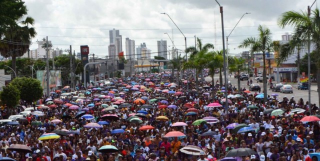 Milhares de fiéis participam da Caminhada do Perdão em Feira de Santana