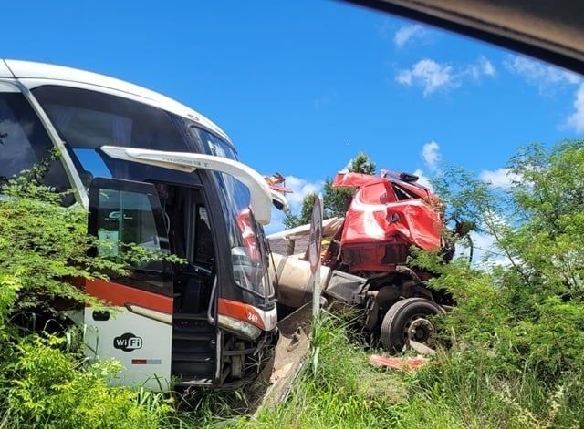 Motorista morre em acidente entre carreta e ônibus na BR-116