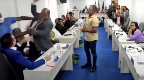 Vereadores trocam socos em sessão transmitida ao vivo em Câmara na Bahia
