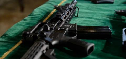 Exército liberou licenças de armas para 5,2 mil condenados por crimes