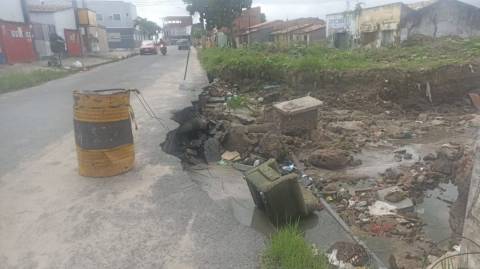 Após chuvas, asfalto cede e traz riscos de acidentes em trecho da Rua Tupinambás