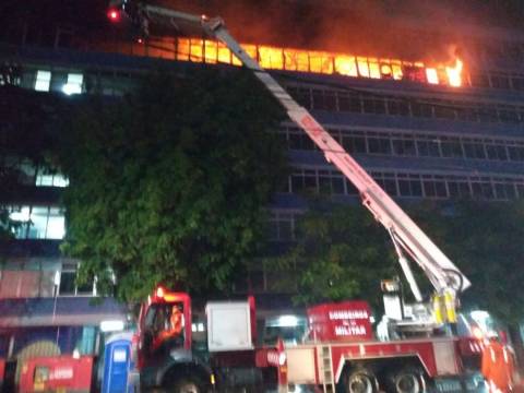 Incêndio atinge prédio de Conselho Estadual da Bahia em Salvador