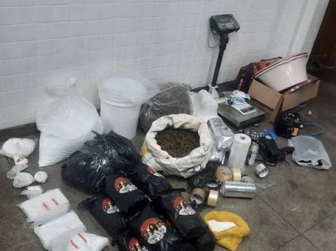 PM desmonta laboratório de drogas em Feira; 3 pessoas foram presas