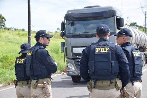 PRF intensifica fiscalização de transporte de produtos perigosos na Bahia