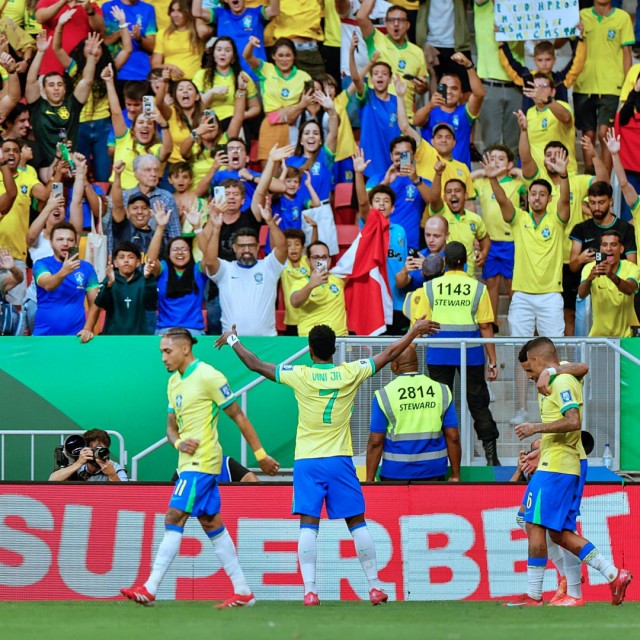 Brasil vence Colômbia e quebra recorde de público no Mané Garrincha
