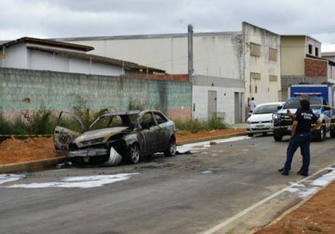 Homem morre carbonizado dentro do próprio carro em via pública no sudoeste da Bahia