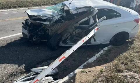 Caminhão tomba após colisão com carro que transportava cinco pessoas da mesma família