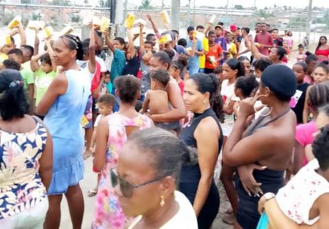 Projeto Seninha distribui mais de 300 caixas de chocolate em Feira de Santana