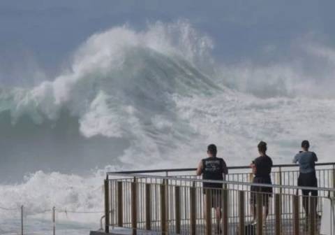 Ondas gigantes atingem costa da Austrália, deixa mortos e feridos