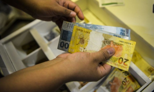 Aposentados e pensionistas começam a receber antecipação do 13º