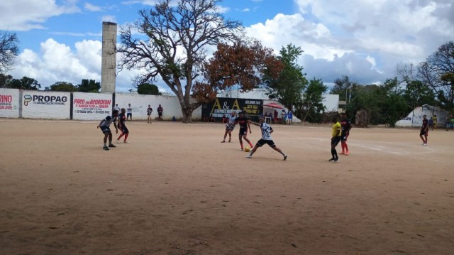 Domingo de futebol agita o campo da Mangueira