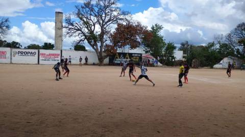 Domingo de futebol agita o campo da Mangueira