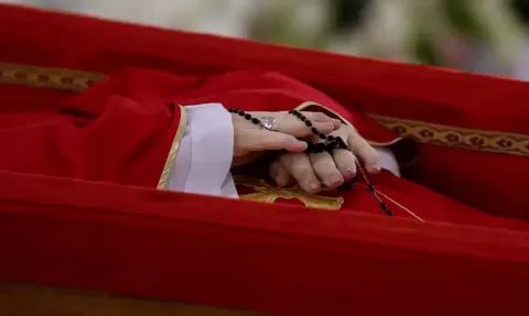 Funeral e sepultamento do papa Francisco são realizados neste sábado