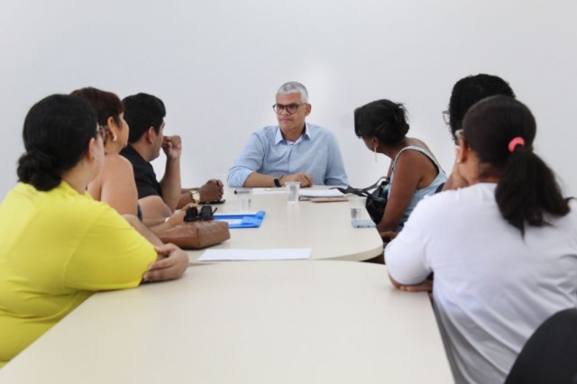 Secretário de Educação se reúne com intérpretes de Libras para discutir melhorias na rede municipal
