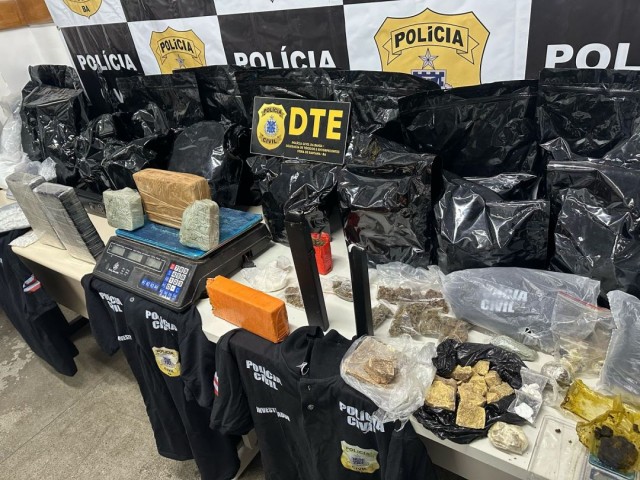 Polícia Civil prende mulher e apreende 30kg de drogas em condomínio de Feira de Santana