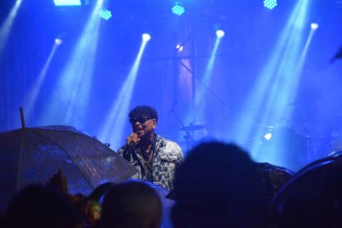 Chuva não apaga o brilho da apresentação do cantor Jau no Circuito Charles Albert