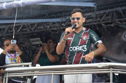 Thiago Aquino encerra Micareta de Feira com arrastão emocionante mesmo sob chuva