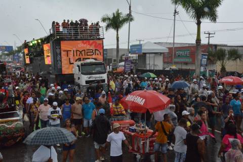 Timbalada leva percussão, ancestralidade e axé ao arrastão da Micareta de Feira