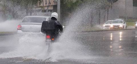 Inmet alerta para chuvas intensas na Bahia e no Rio Grande do Sul