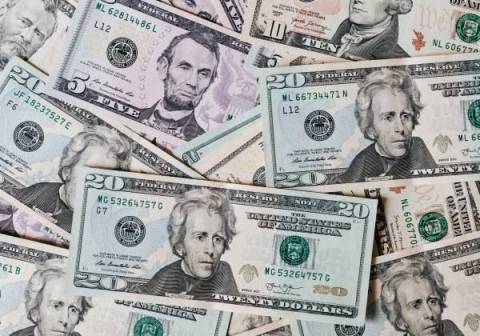 Dólar ultrapassa a marca dos R$ 5,70 em dia focado em tarifas dos EUA