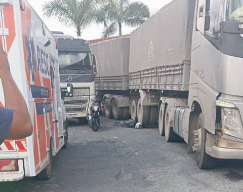 Motociclista morre após colidir com carreta na BR-324 em Feira de Santana