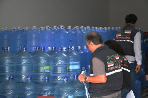 Procon notifica distribuidoras sobre validade de garrafões de água mineral
