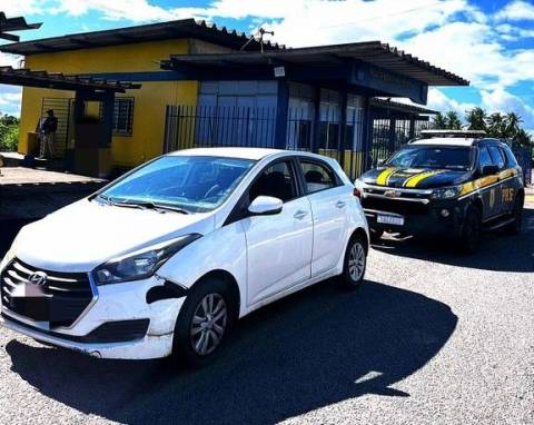 Homem é detido pela PRF em Feira de Santana após comprar carro roubado em feirão de Salvador