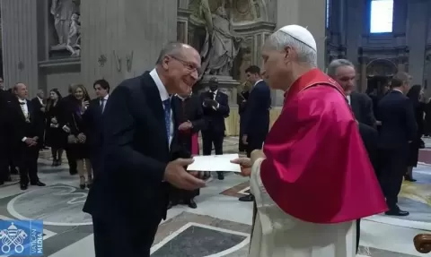 Alckmin entrega ao Papa convite para visitar o Brasil durante a COP30
