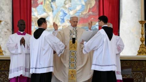 Papa Leão 14 inicia pontificado com missa solene no Vaticano